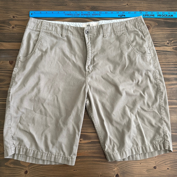 Reef Mens Khaki Shorts Chino Size 38 Casual - Picture 1 of 6